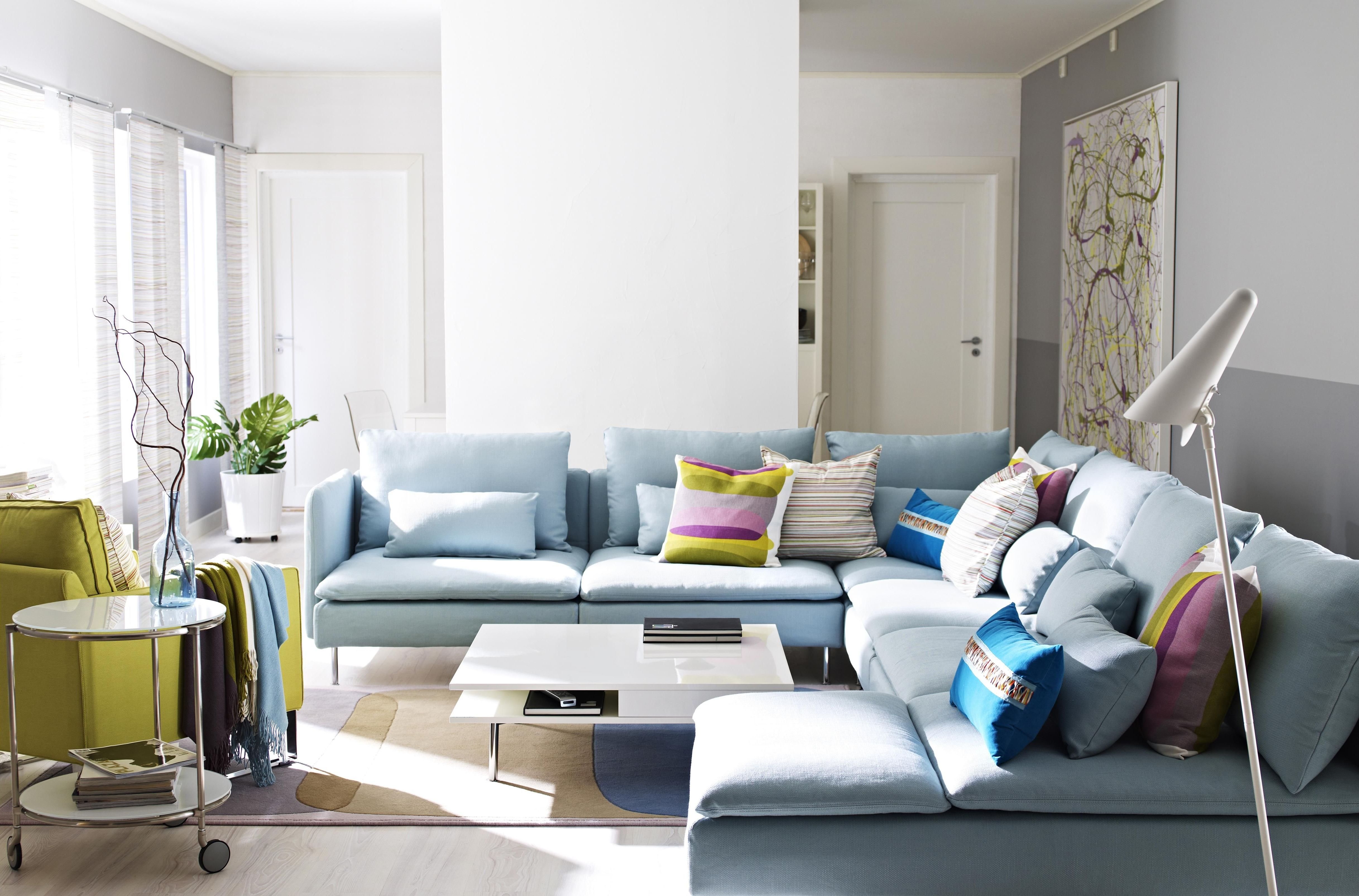 Диван в светлой гостиной. Диван ikea Söderhamn в интерьере. Ikea диван Скандинавский стиль. Синяя гостиная в стиле икеа. Голубой диван в интерьере.