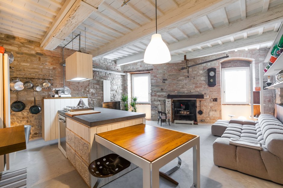 Кухня гостиная в стиле лофт в деревянном доме