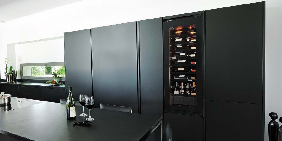 AEG swb63001dg встраиваемый винный шкаф стеклянная дверь черного цвета