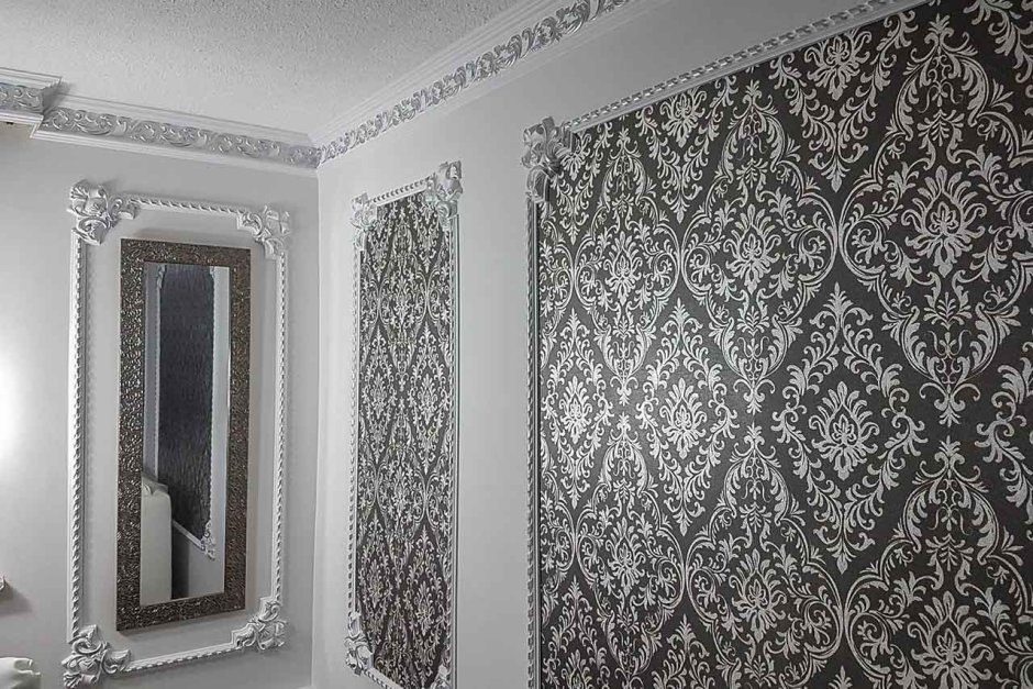 Багет на стене в интерьере фото серый