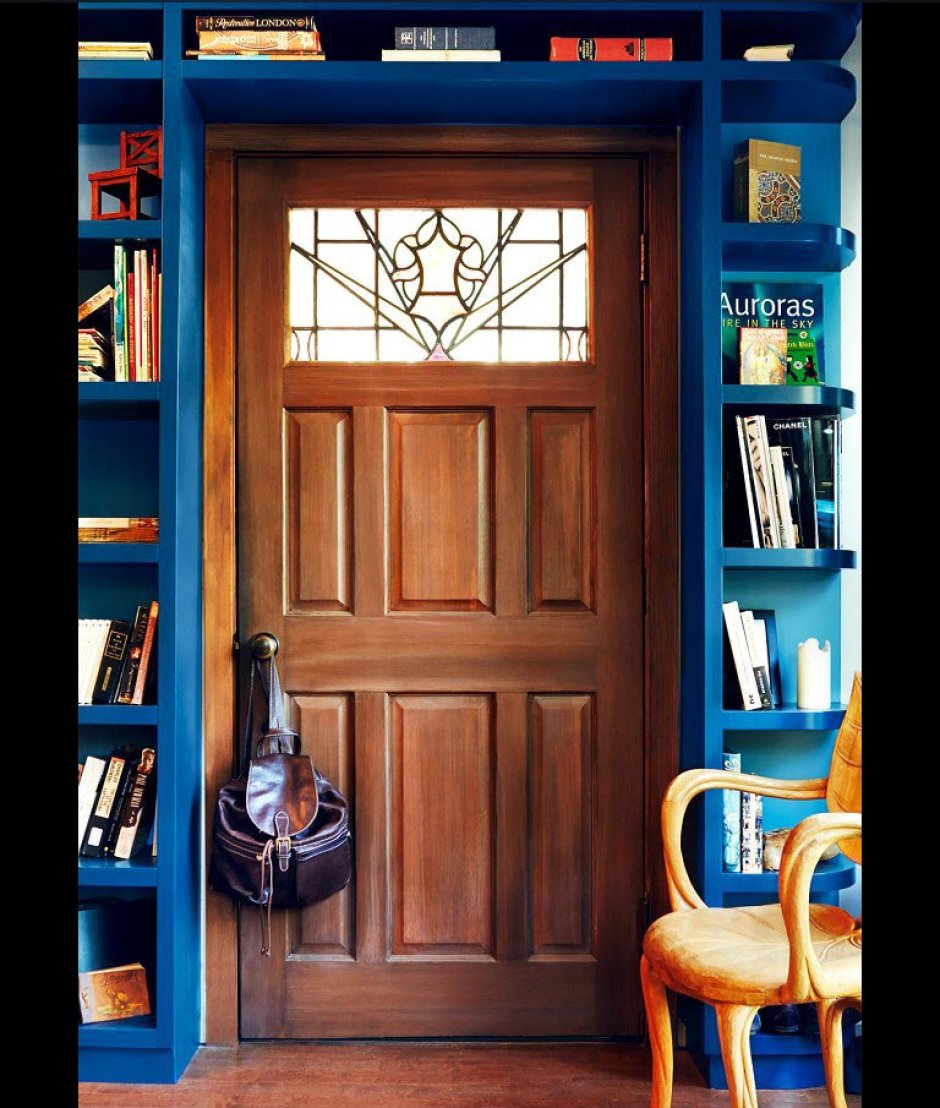 Входная дверь синего цвета