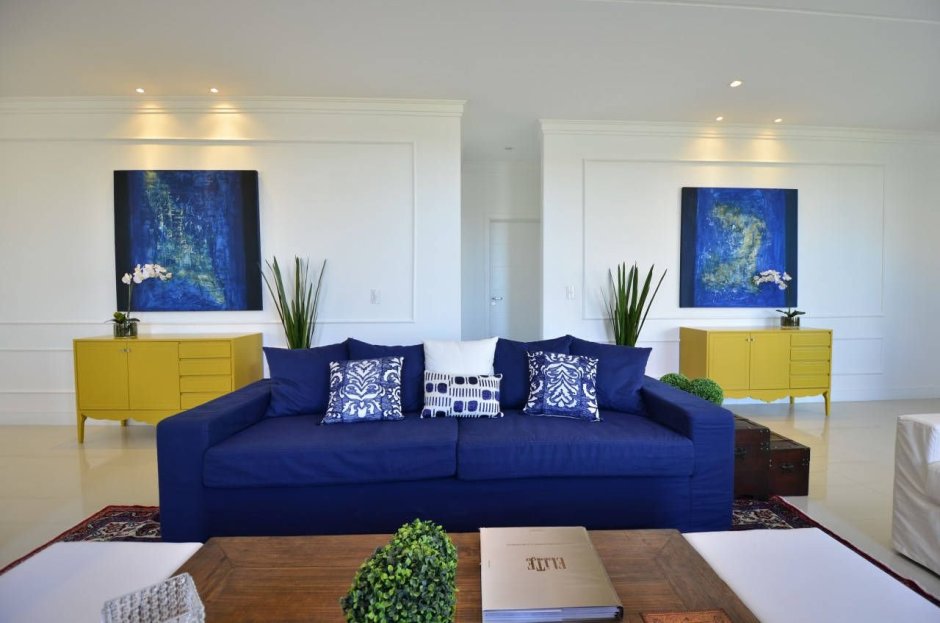 Светло голубой диван от мирового дизайнера