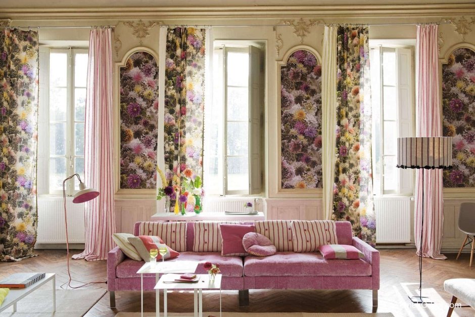 Цветочные шторы в интерьере гостиной