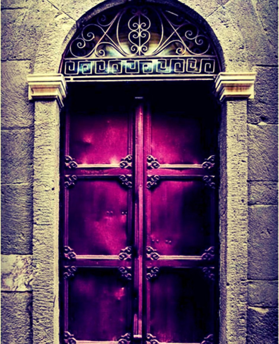 Старинные фиолетовые двери