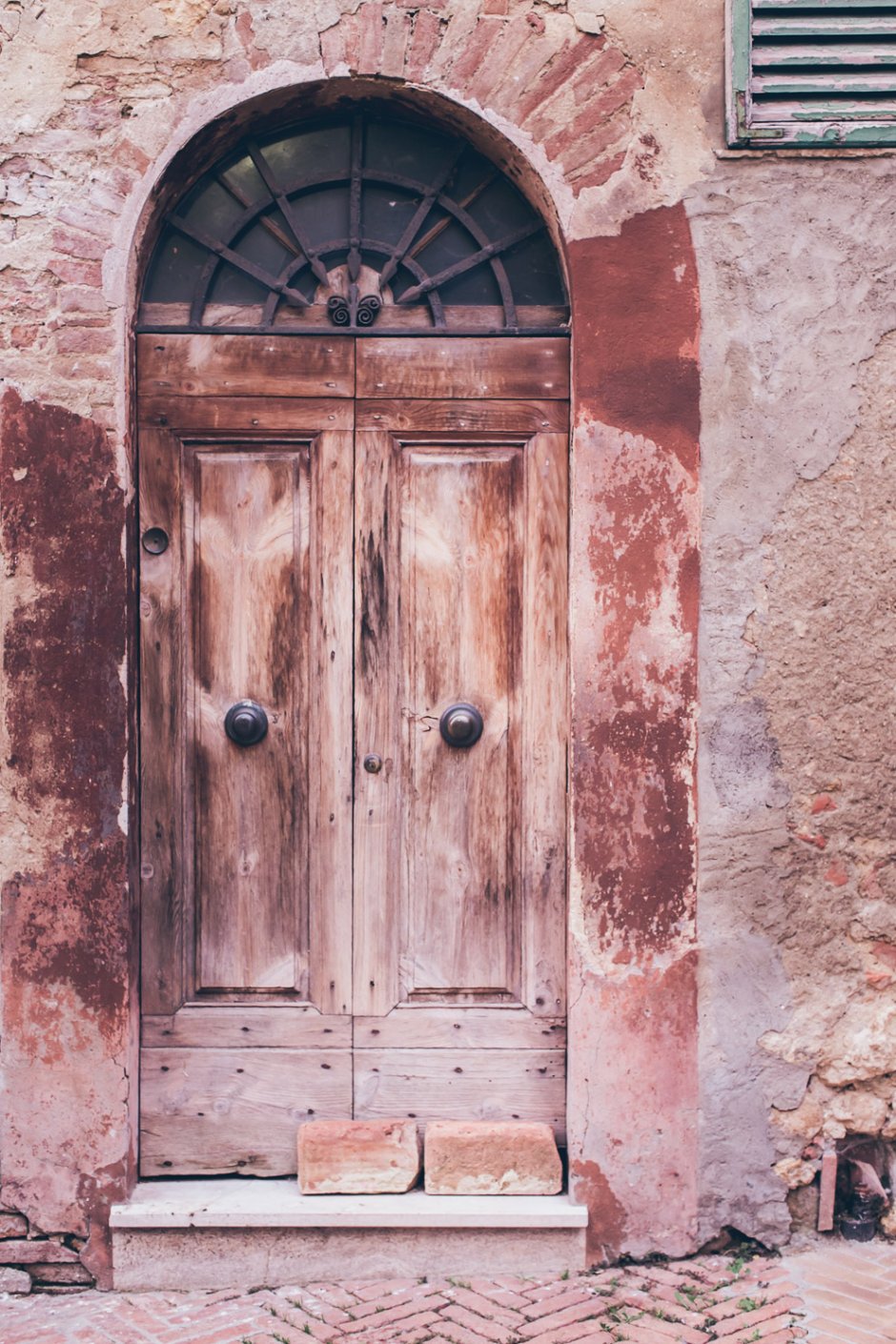 Необычные старинные двери