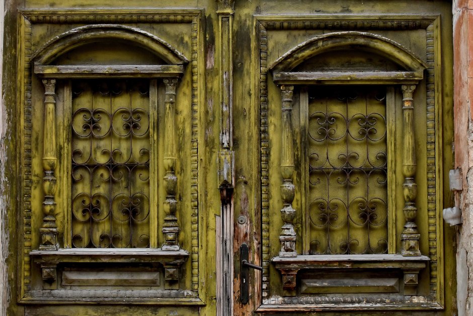 Огромные двери в старых зданиях