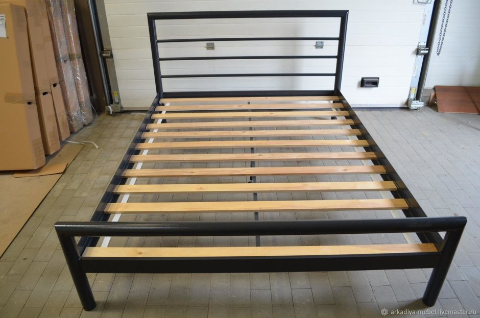 Кровать из профтрубы в стиле лофт (46 фото)