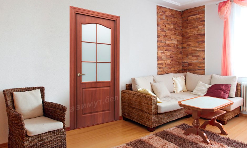 Интерьер гостиной с рыжими дверями