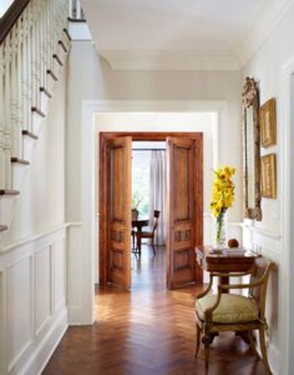 Коридор с деревянными дверями
