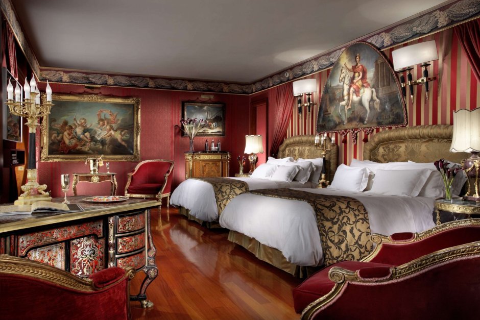 Спальня в классическом стиле в лиловых тонах