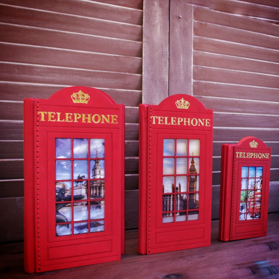 Деревянная телефонная будка