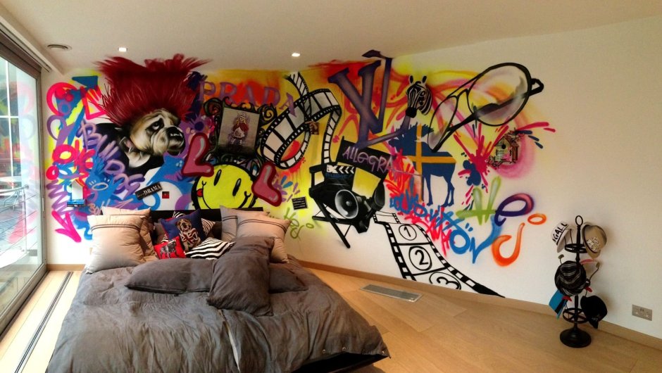 Разрисованные стены в комнате подростка