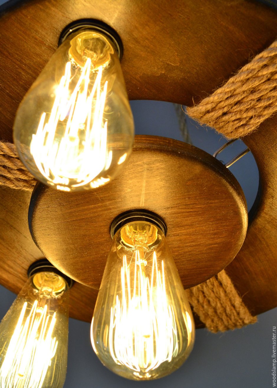 Деревянная люстра с винтажными лампами
