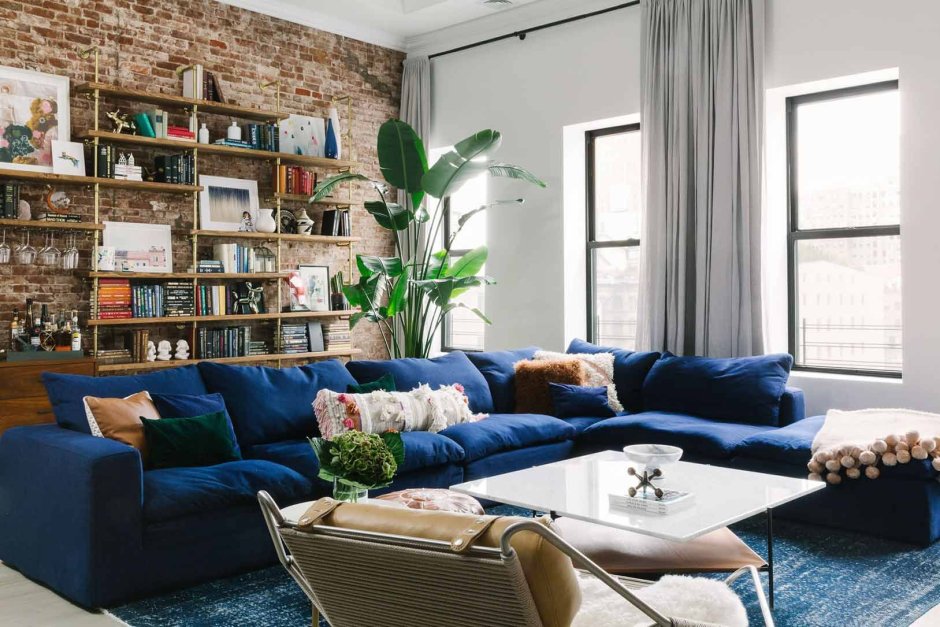 Синий диван в стиле лофт