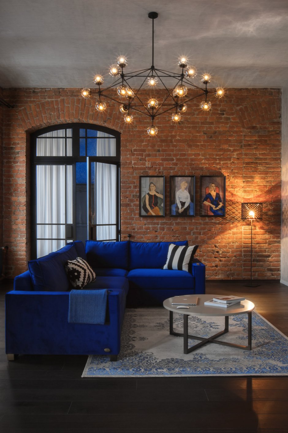Гостиная в стиле лофт с синим диваном