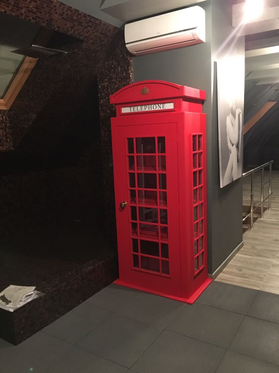 Шкаф в стиле английской телефонной будки