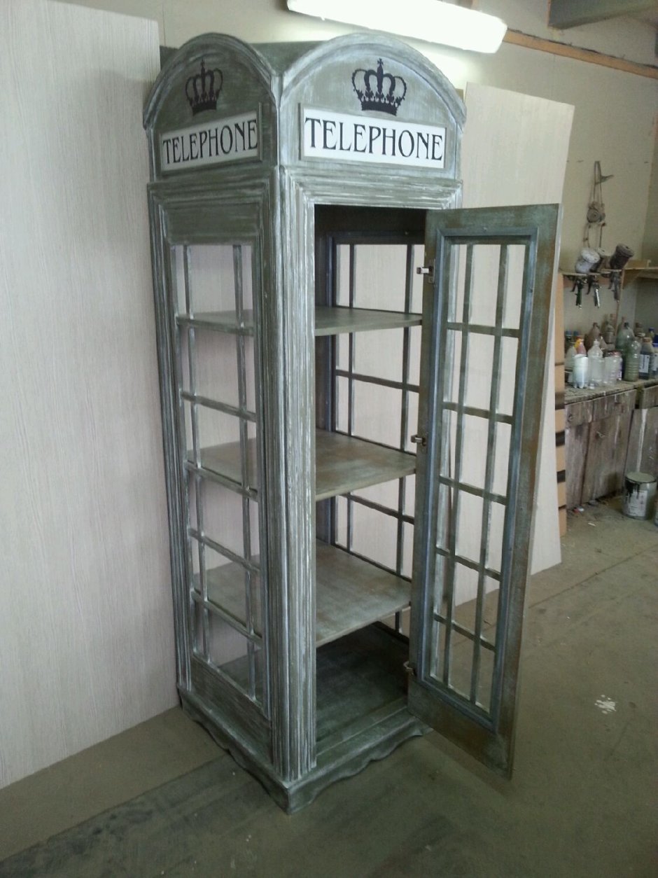 Английская телефонная будка в интерьере