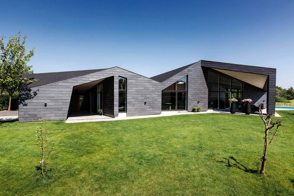 Черный дом с односкатной крышей в Дании