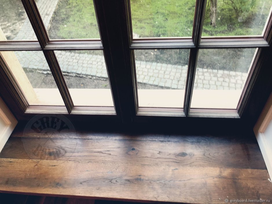 Черное окно с деревянным подоконником