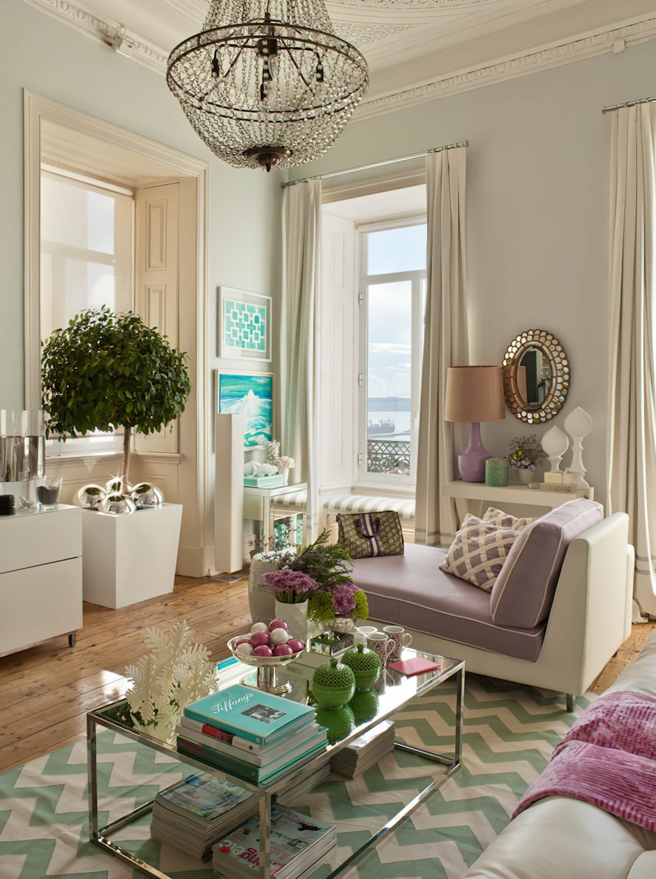 Интерьер белой гостиной с зеленым цветочным орнаментом