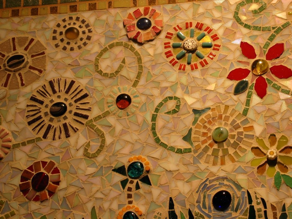 Мозаика из кусочков плитки на стене