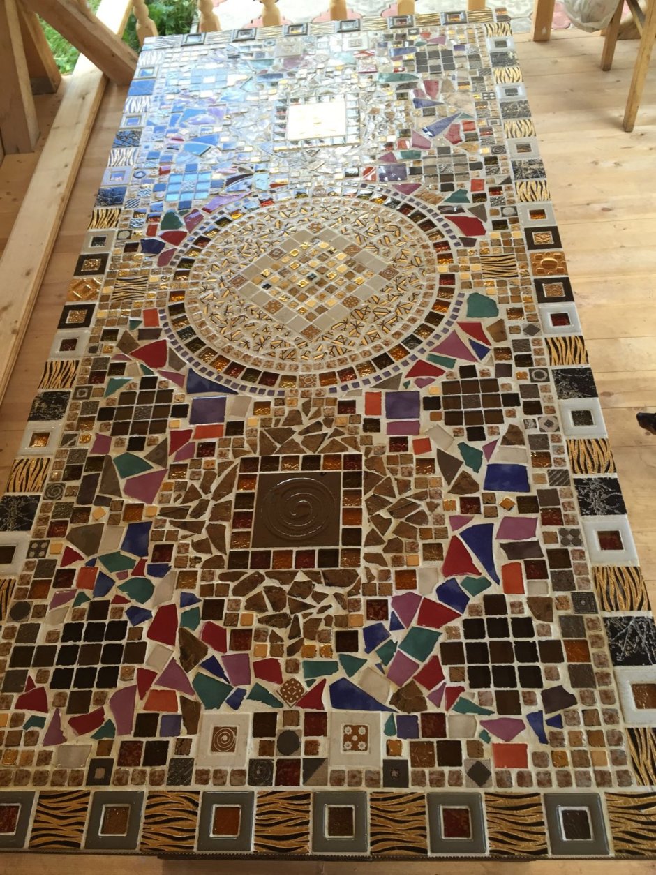 Мозаика из битой плитки на полу