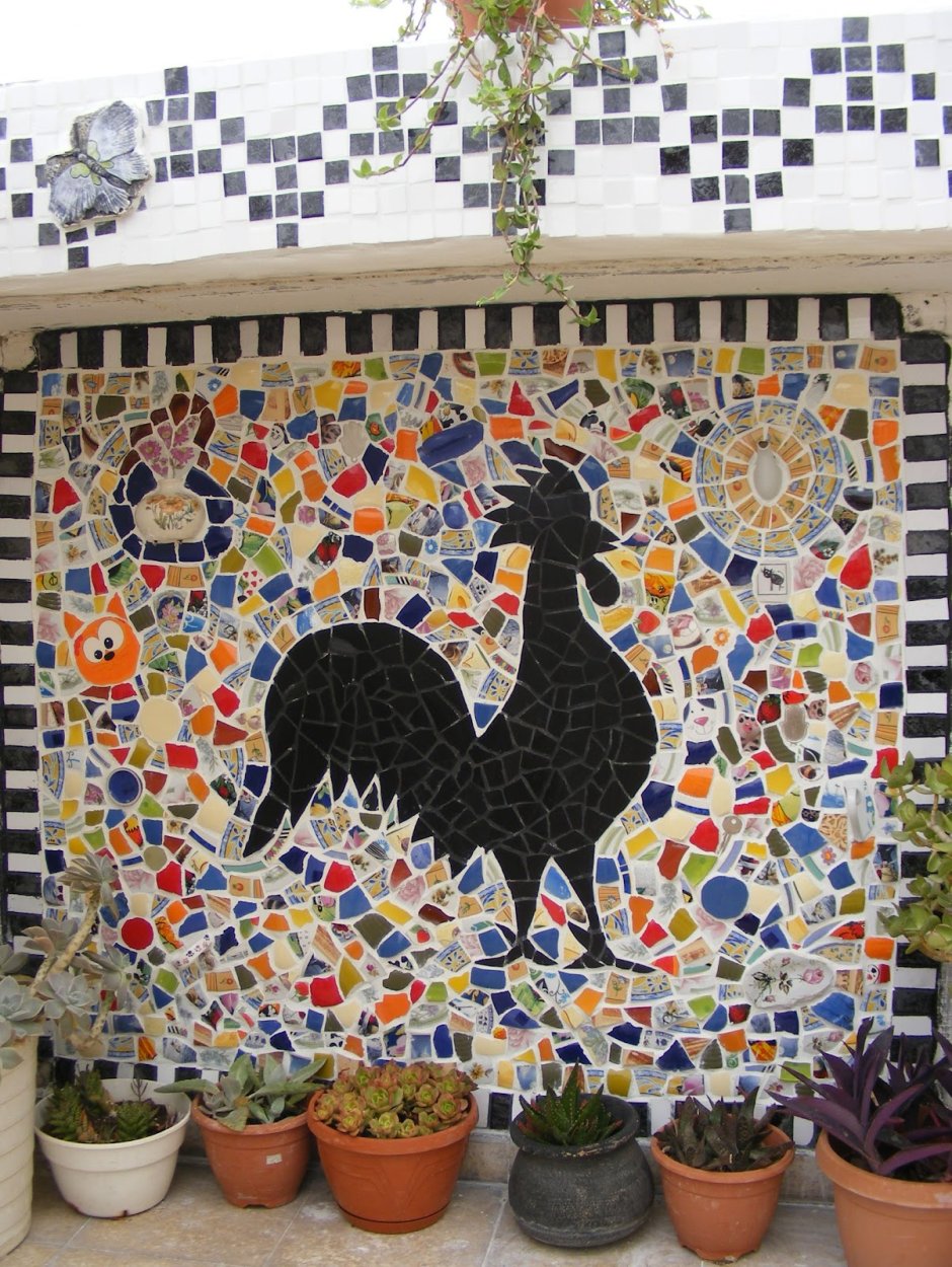 Керамическая мозаика на заборе