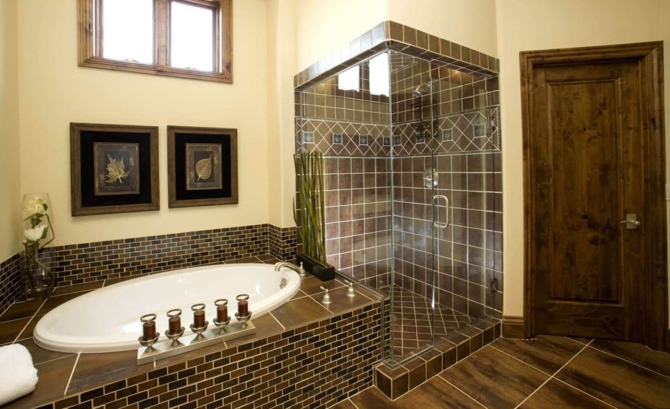 Интерьеры ванной комнаты с душевой кабиной из плитки