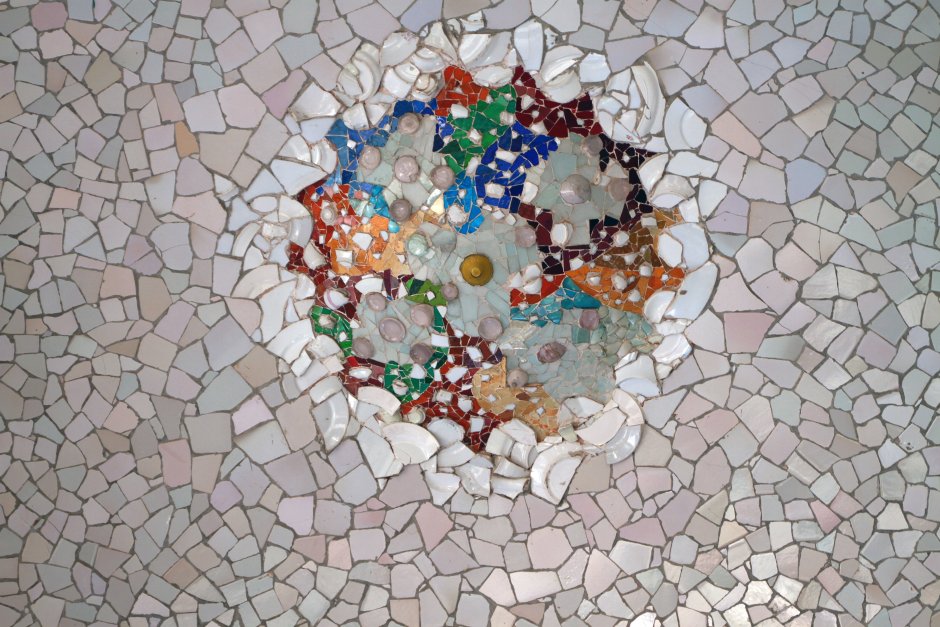 Мозаика Антонио Гауди шестиугольники