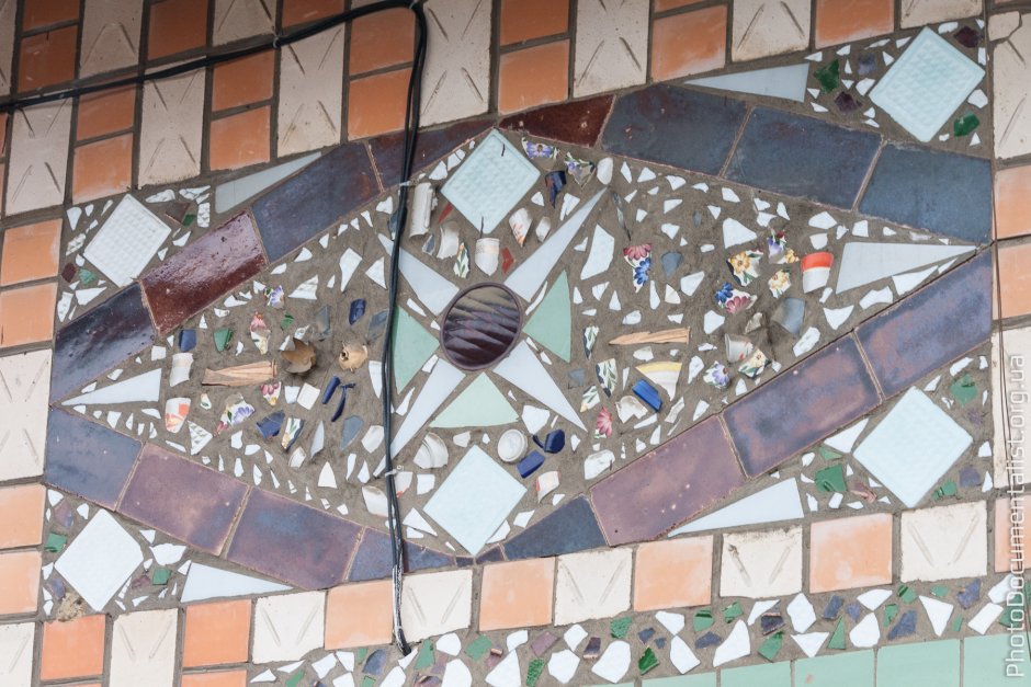 Украшение башенки мозаикой из битой плитки