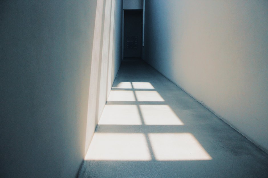 Тень в коридоре