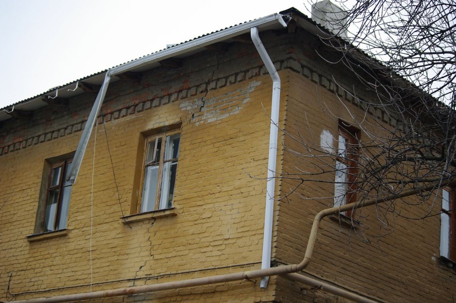 Горизонтальные трещины на фасаде дома