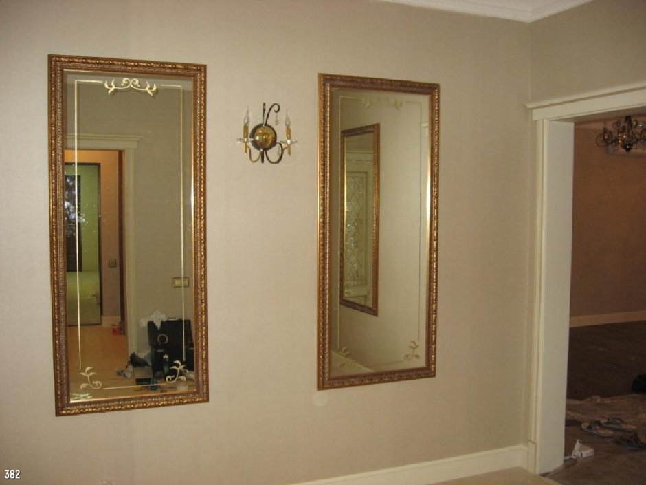 Зеркало обделанное багетом