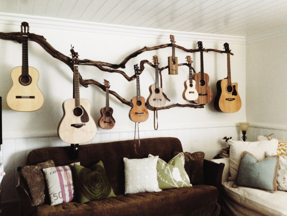 Гитара на стене в интерьере