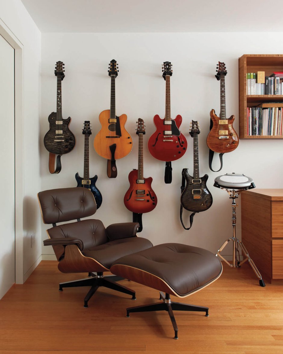 Гитара на стене