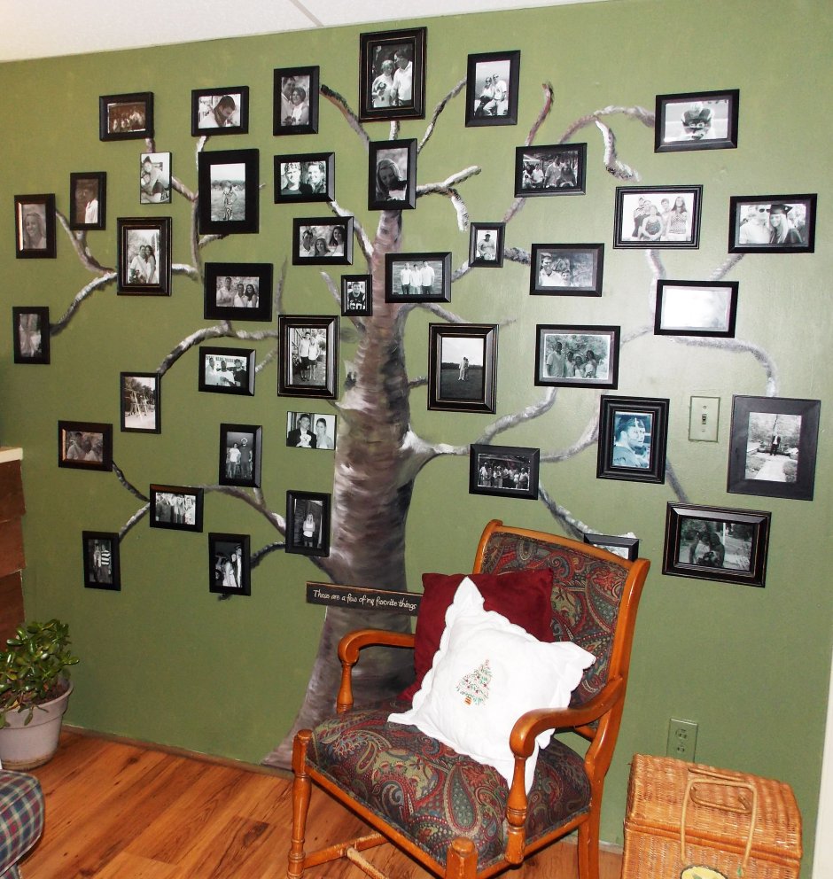 Декор на стену дерево с фоторамками