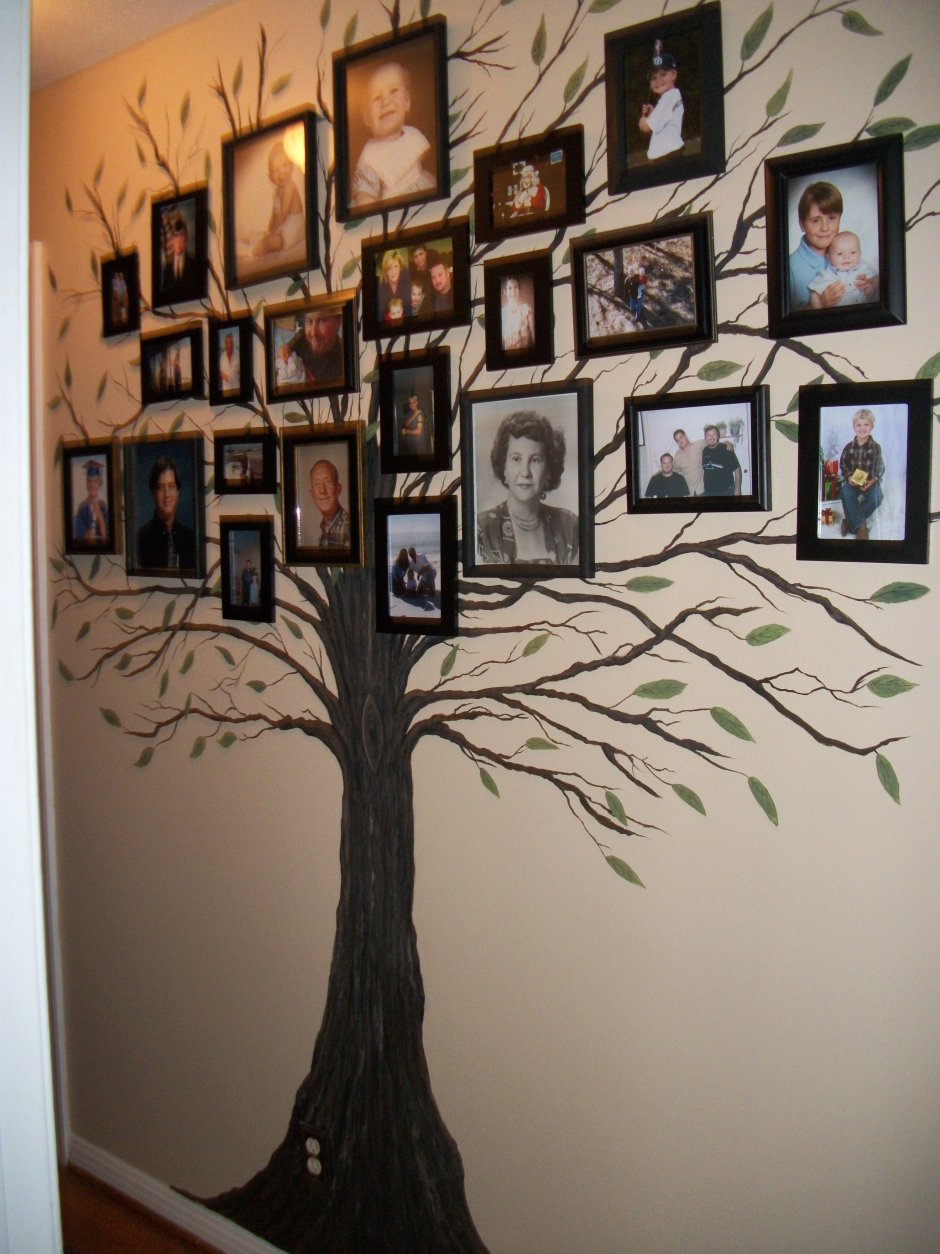 Семейное дерево в коридоре