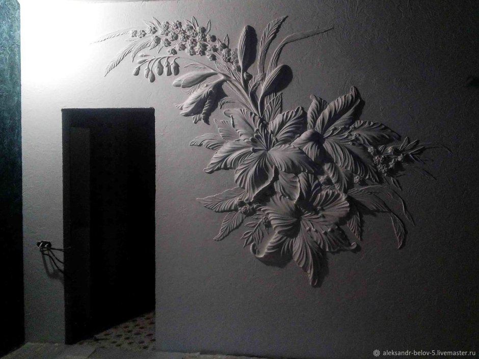 Гипсовые цветы на стенах в квартире фото