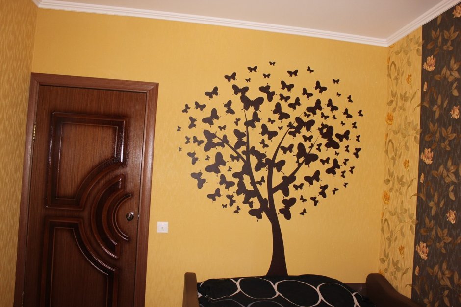 Дерево с бабочками на стене