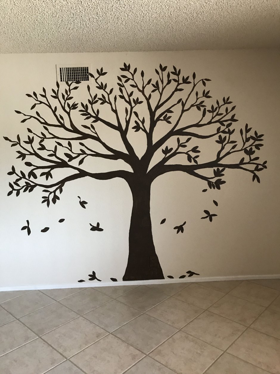Белое дерево на стене