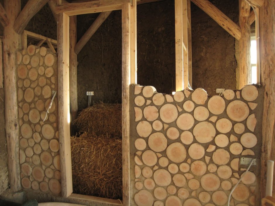 Камин посередине комнаты в деревянном доме