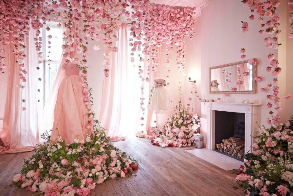 Комната украшенная цветами