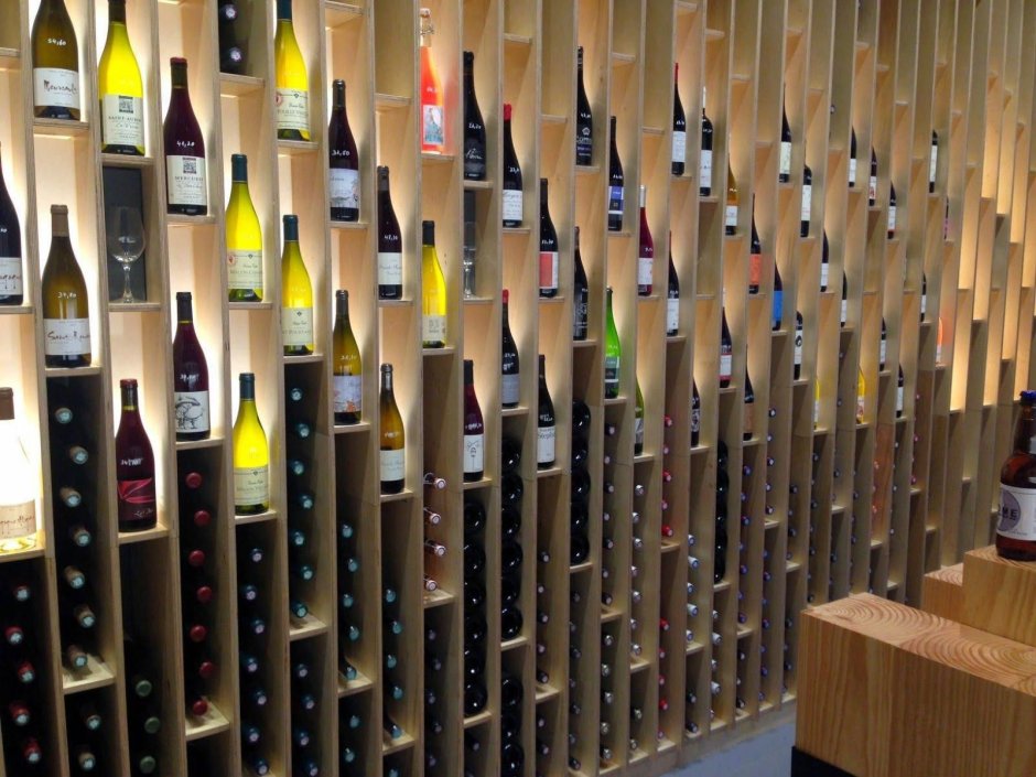 Стена из бутылок вина