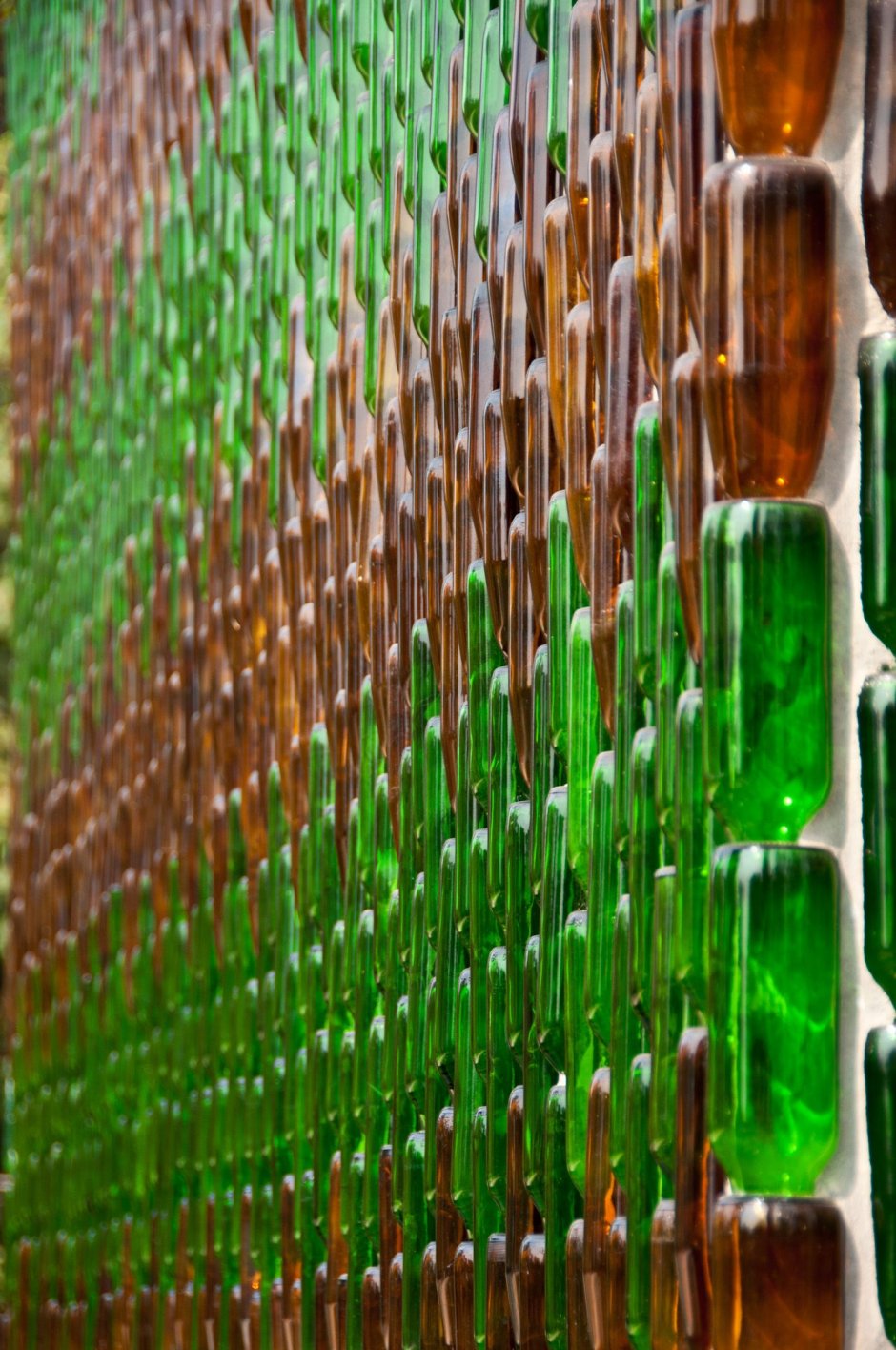 Стена из бутылок стеклянных