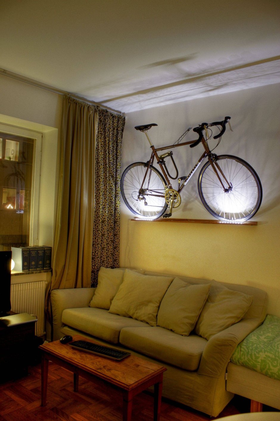 Велосипед в интерьере квартиры