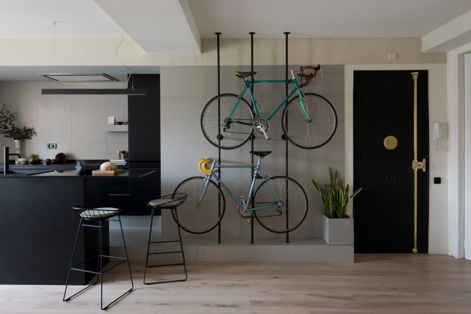 Квартира в стиле лофт с велосипедом на стене
