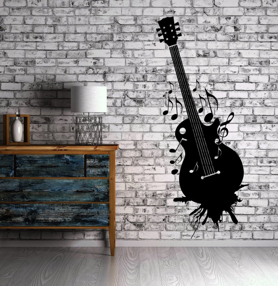Гитара висит на стене