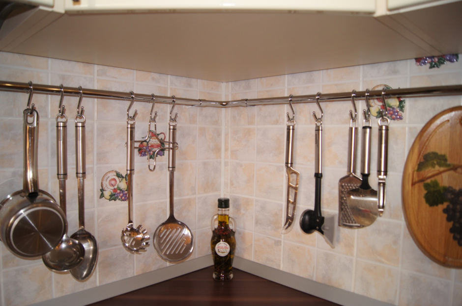 Декор газовой трубы на кухне