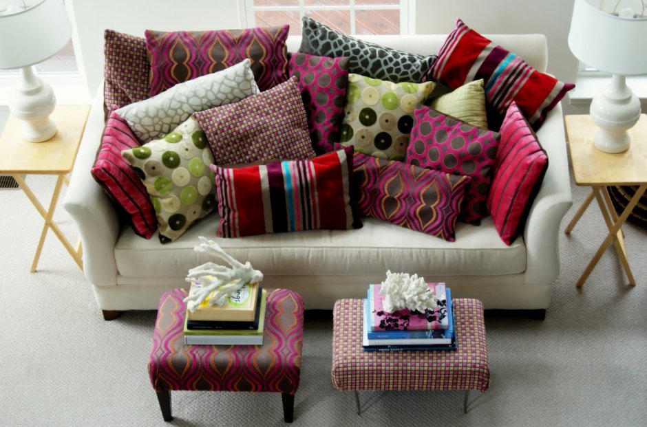 Яркие декоративные подушки в интерьере