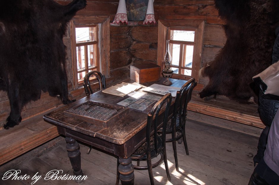 Старинная гостиная с медвежьей шкурой